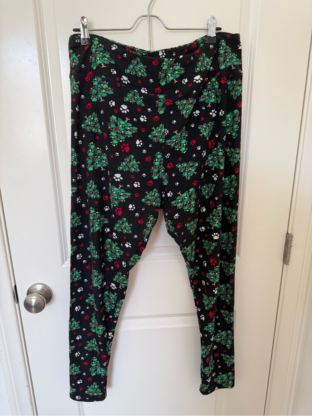 LuLaRoe TC: Black Holiday PawPrint Tree Leggings